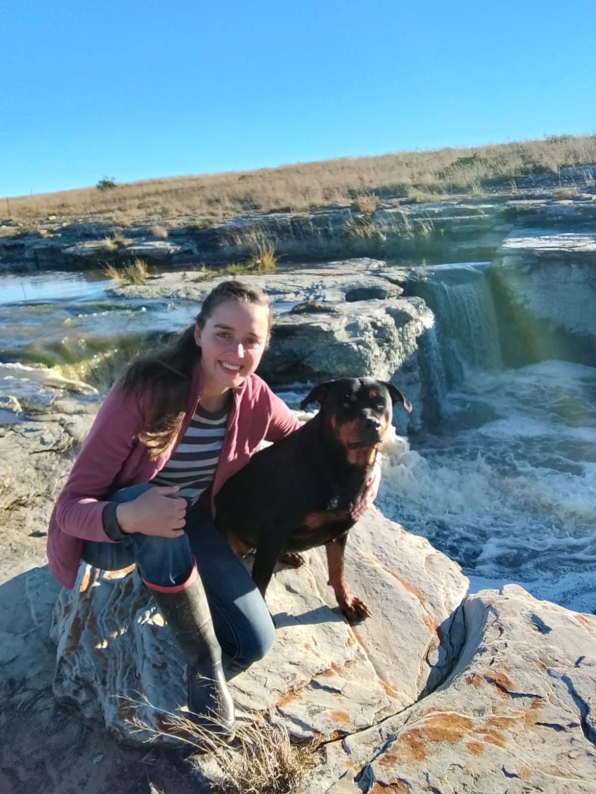 Millize van die Badenhorst-familie by Kalkoenkrans met haar brak langs 'n waterval in die Vrystaat