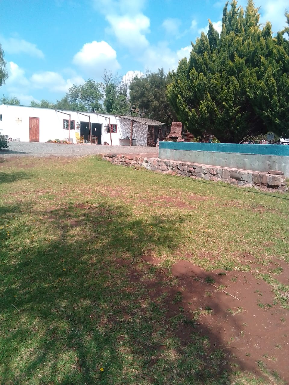 Tuin, verblyfgebou en swembad by Joalani Gasteplaas