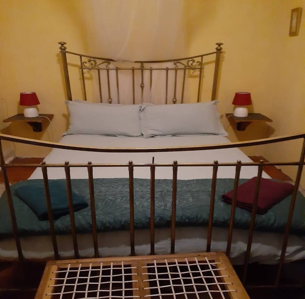 Trappieskop slaapkamer met koper bed