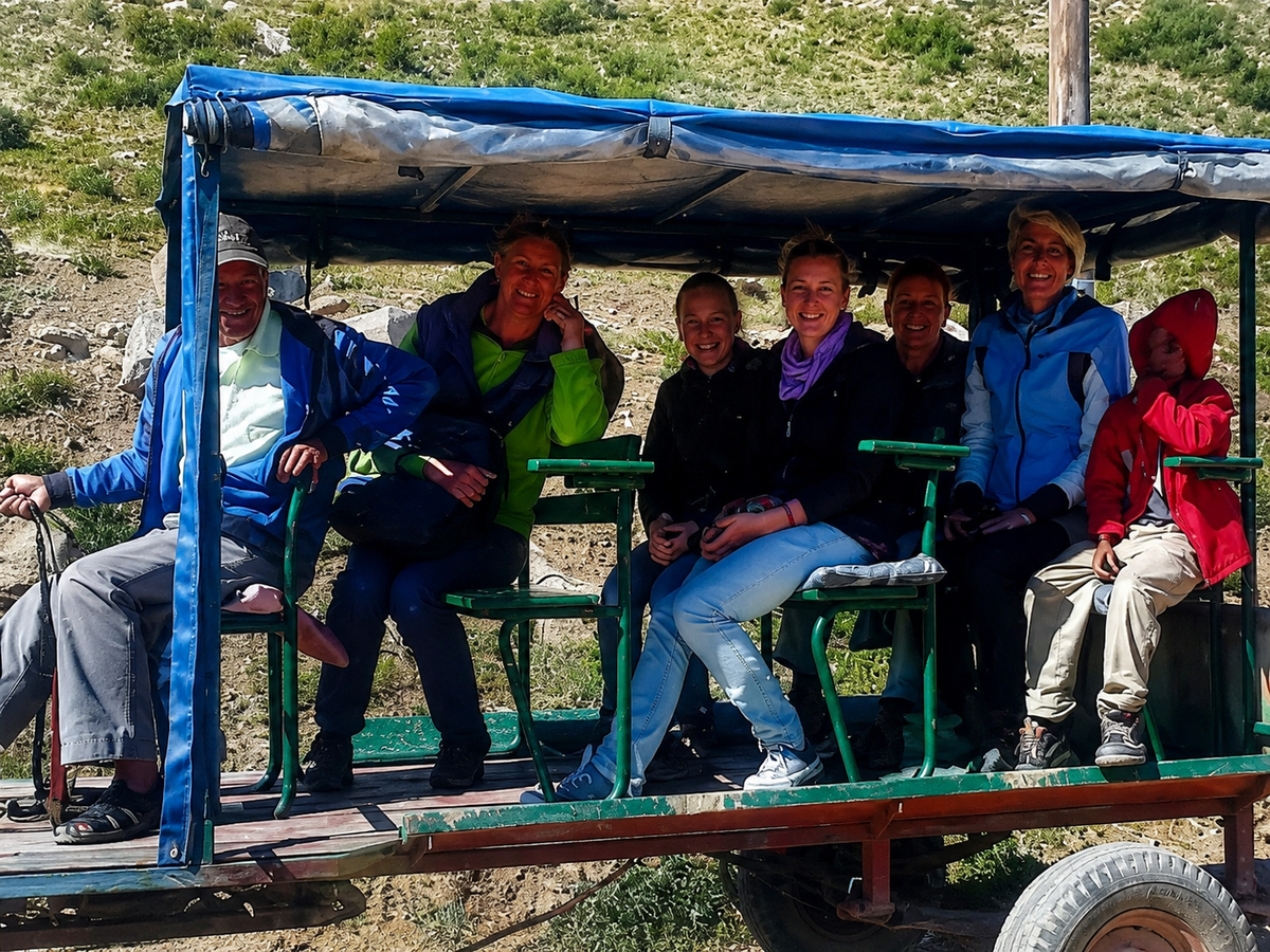Groep gaste op die donkiekar